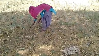 देसी इंडियन ब्वॉयफ्रेंड ने खेत में काम रही उसकी मस्त चोदा